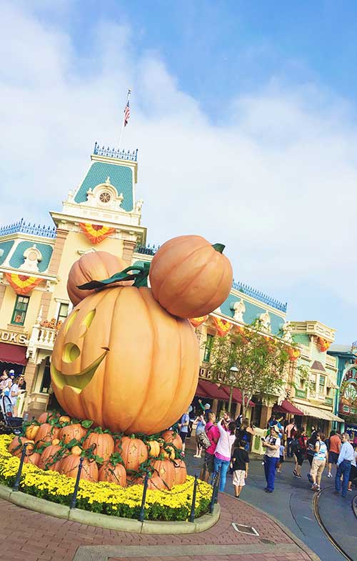 disneyland-halloween-time-pumpkin-main-street-1