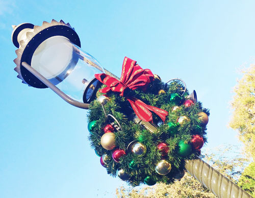 holiday-wreath-at-disneyland